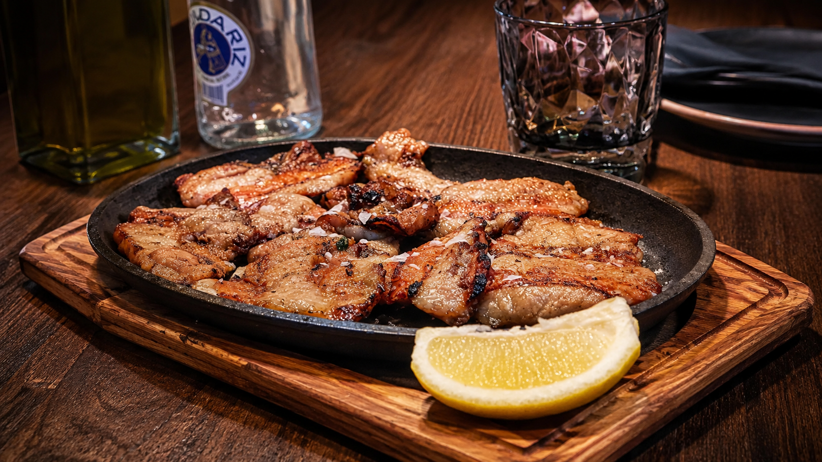 Carne a la parrilla servida para compartir